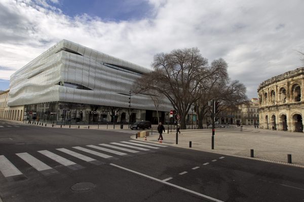 Le musée de la Romanité en face des arènes à Nîmes dans le Gard.