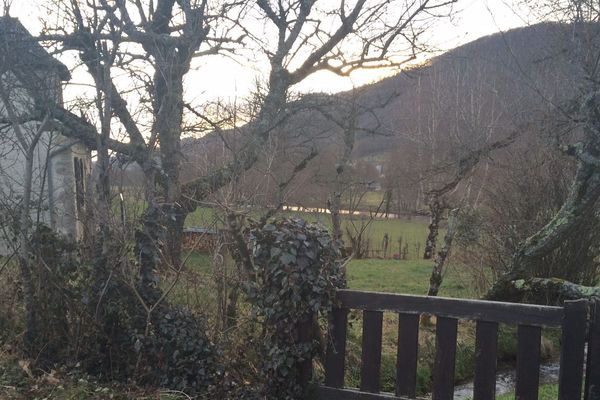 Le 13 mars, un guide de haute montagne a été retrouvé dans un jardin, blessé à la poitrine par un coup de fusil, à Vic-sur-Cère (Cantal). 