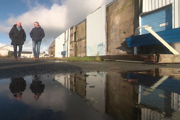 A Saint-Pol-de-Léon, cet ancien hangar abandonné par la SNCF sera déconstruit et revalorisé pour accueillir des cellules commerciales.