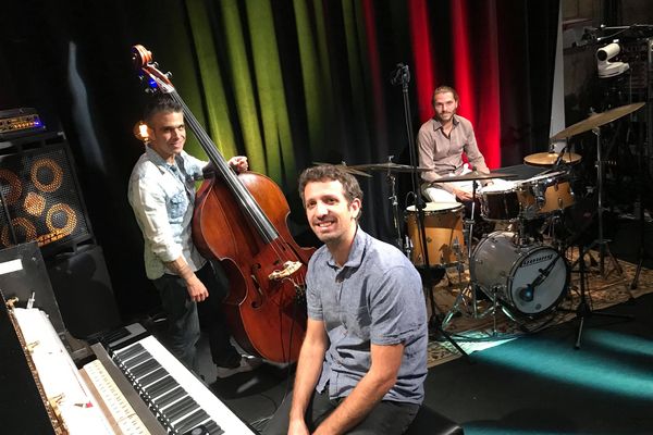 Vladimir Torres à la contrebasse, Martin Schiffmann au piano et Tom Moretti à la batterie