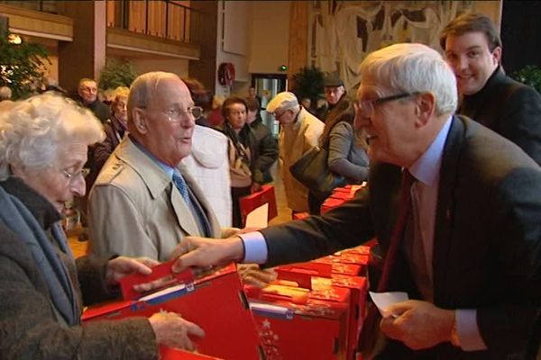 Le maire de Limoges Emile-Roger Lombertie et ses adjoints remettent les colis de Noël aux ainés de la ville.