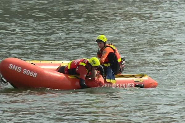 Les futurs secouristes en formation à la SNSM s'entraînent dans la Seine.