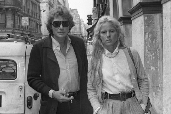 Johnny Hallyday et Sylvie Vartan flirtent les vitrines du quartier Latin au cours d'une sortie "shopping", le 19 septembre 1978 à Paris