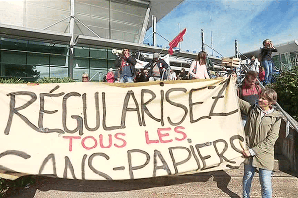 Une marche jusqu'à l'aéroport voisin, pour dénoncer les 10 ans du centre de rétention