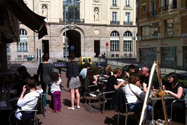 les terrasses des cafés sous le soleil 