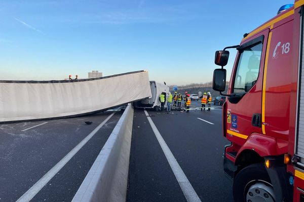 Un camion s'est renversé sur l'A10 à Ingré, vendredi 3 janvier.