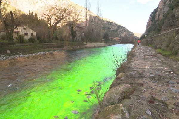 En contre-bas de la N116, la Têt fluorescente pour trouver l'origine des glissements de terrain.