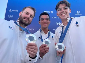 Jean-Charles Valladont, Thomas Chirault et Baptiste Addis, et leur médaille d'argent olympique