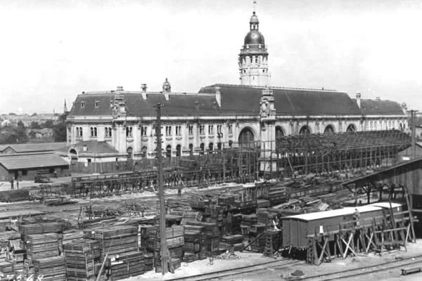 Un immense chantier de construction ferroviaire est installé à la gare de La Rochelle en 1917.