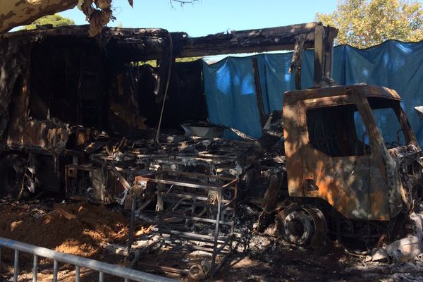 Cournonterral (Hérault) - le car podium ravagé par un incendie - 4 août 2017.