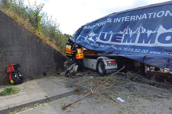 Un camion transportant des sacs de ciment a fait une sortie de route sur l'A26 dans l'Aisne.