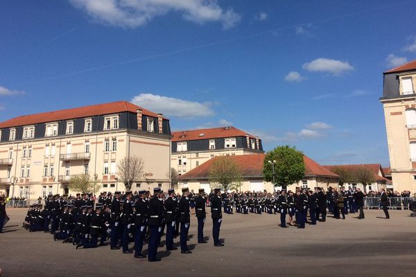 Le 6 avril, dans la cour de l'école de gendarmerie de Montluçon (Allier), la nouvelle promotion d'élèves sous officiers 