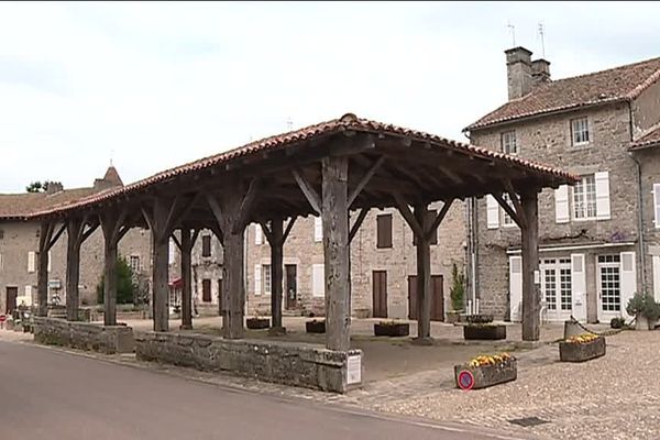 Ancienne halle en bois au centre du village de Mortemart (87)