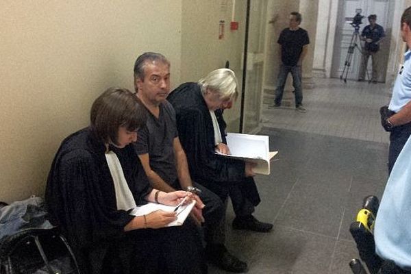 Montpellier - Jean-Louis Cayrou et ses deux avocats au palais de justice, en attente de comparution - 9 septembre 2014.