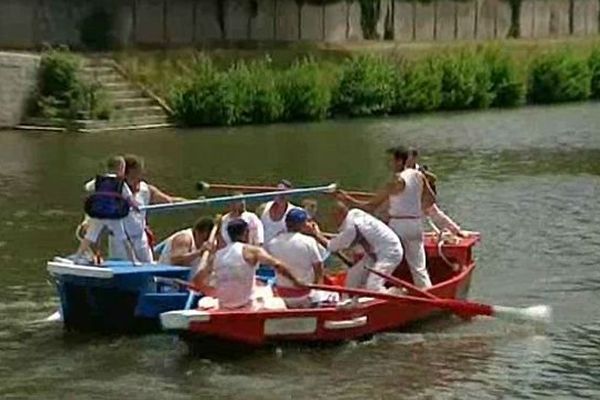 A Clamecy, dans la Nièvre, la tradition des joutes nautiques sur la rivière Yonne remonte au 19e siècle.