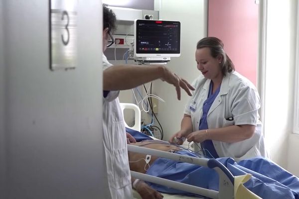 Le professeur Patrick Henry et Raphaèle Demabre au chevet d'un patient du service caridologie