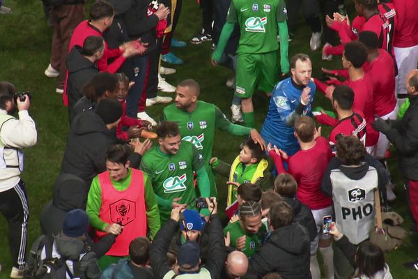 Une haie d'honneur des joueurs professionnels de l'OGC Nice, pour saluer la prestation des Cortenais.