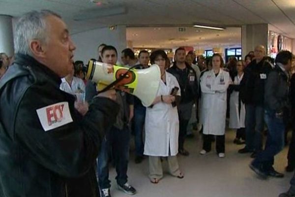 L'assemblée du personnel à l'hôpital de La Rochelle ce 24 mai 2013