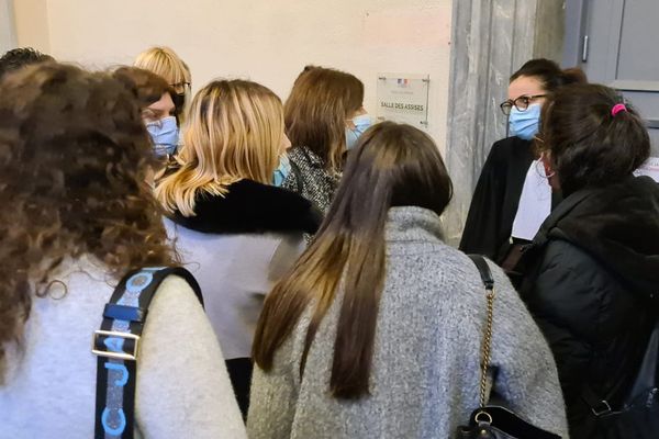 Les proches de Jennifer s'entretiennent avec l'une des avocates de la partie civile, alors que je verdict vient d'être rendu. 