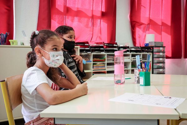 A compter du lundi 11 octobre, dans 21 nouveaux départements, le masque ne sera plus obligatoire à l'intérieur pour les élèves dans les écoles primaires.