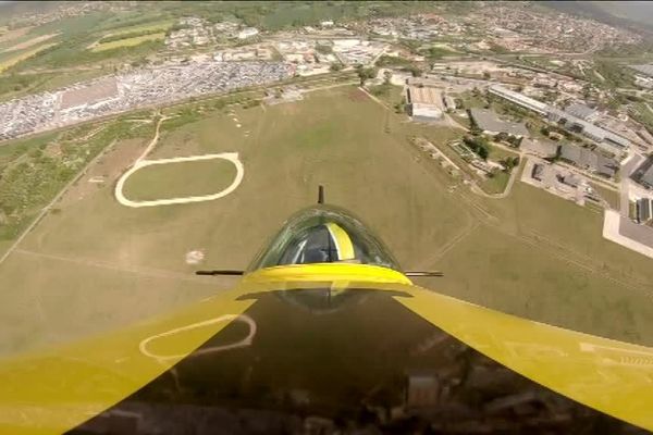 La base d'Ambérieu en Bugey vue du ciel, depuis le capot d'un avion en pleine exécution aérienne