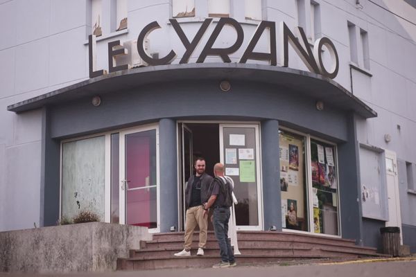 Grégoire, le projectionniste, devant le cinéma Le Cyrano, à Crécy-en-Ponthieu