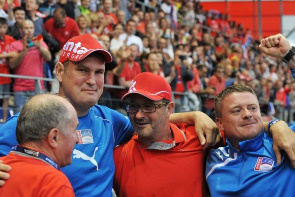 Jeremy Davidson, Thierry Peuch Lestrade et Sebastien Delpirou célèbrent la victoire du Stade Aurillacois contre Mont-de-Marsan qui les propulse en finale de Pro D2 le 28 mai 2016.  