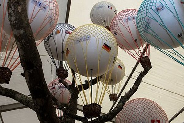 Cette sculpture représente les 18 ballons compétiteurs de la Gordon Bennett 2013