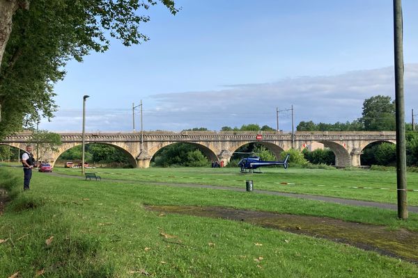 Les berges de l'Adour, à Dax, où s'est déroulé le drame jeudi 29 juin. Les recherches ont repris dès 06 heures du matin pour retrouver la fillette tombée dans la rivière.