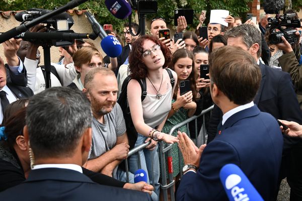 Lors de la visite d'Emmanuel Macron à Gaillac le 11 juin 2022, Laura Comut a interpellé le président de la République le questionnant "pourquoi il mettait à la tête de l'Etat des hommes accusés de viols"