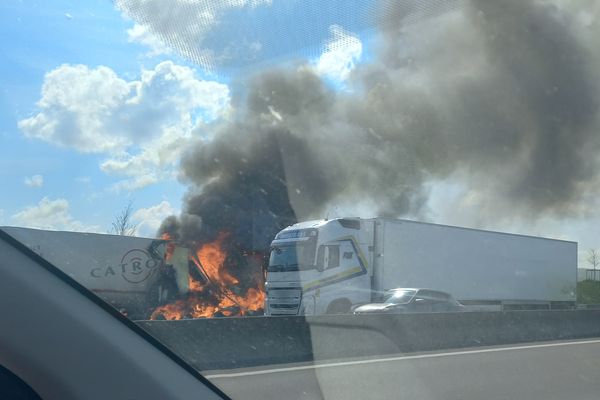 Un semi-remorque est en feu sur l'A10 en direction de Paris, à hauteur d'Ingré, au nord d'Orléans. La circulation est très perturbée, ce lundi 22 avril.