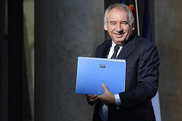 François Bayrou, chef du MoDem qui tient depuis dimanche ses journées parlementaires à La Roche-Posay (Vienne), le 7 septembre à Paris, lors de son arrivée à l'Elysée où se tenait le Conseil national de la Refondation (Illustration).