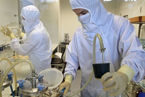 Deux techniciens travaillant dans un laboratoire du groupe pharmaceutique portugais Bial.