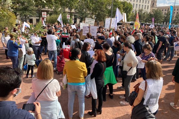 Une centaine de personnes s'est rassemblée, samedi 24 septembre sur la place Bellecour à Lyon, en solidarité avec les manifestants iraniens.