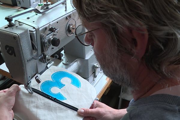 Mickaël crée des sacs et des accessoires avec des voiles de bateau recyclées.