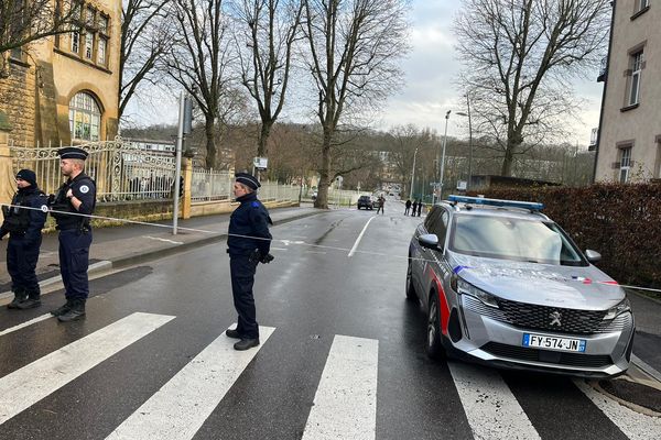 Présence de la police devant le collège Arsenal à Metz, suite à une alerte à la bombe.