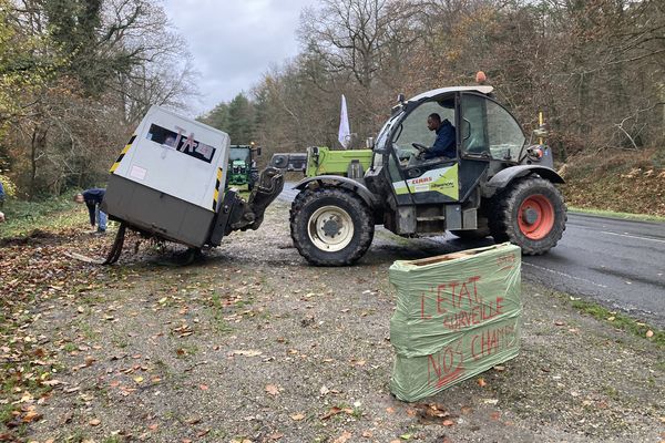 L'objectif de ces agriculteurs : déposer le radar devant la DDTM de l'Eure.