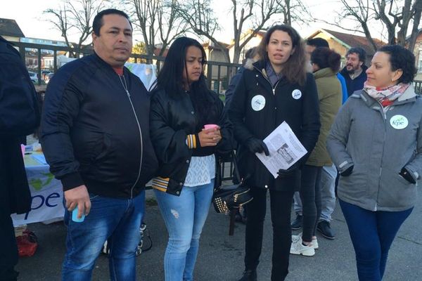 La famille sans logement soutenue par la communauté enseignante et les parents d'élèves.