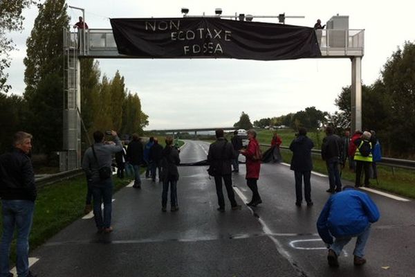 Manifestation sur la route entre Pontorson et Saint-Malo