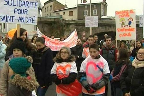 Près de 300 personnes ont manifesté, samedi, dans les rues de Massiac (Cantal) pour protester contre la fermeture annoncée du petit collège privé Saint-André.