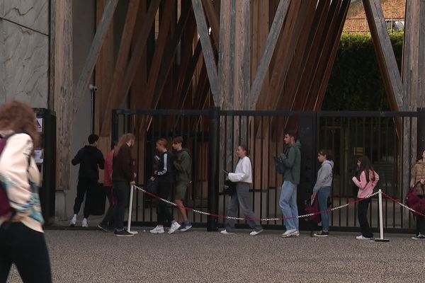 Ce lundi 16 octobre, à Grenoble, les élèves ont repris le chemin de l'école dans un climat lourd, marqué par l'attentat d'Arras.