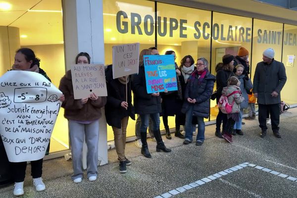 Les parents d'élèves et enseignants de l'école Saint-Jean sont mobilisés pour les enfants dormant dans la rue.