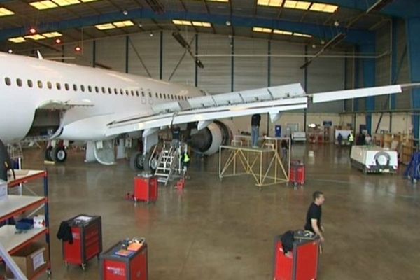 Montpellier - zone aéroportuaire de Mauguio - les ateliers de Latécoère Aeroservices - 2010.