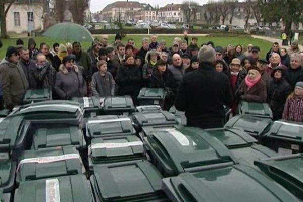 rassemblement des habitants des Châteauneuf-sur-Loire contre les poubelles à puces