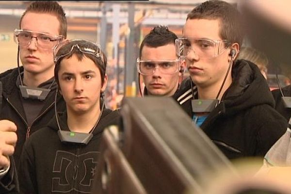 Des élèves de seconde en  bac pro maintenance industrielle