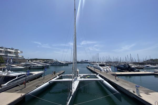 Le trimaran plus que trentenaire s'est trouvé une place de choix pour son escale cannoise où il est arrivé ce dimanche 3 juillet.