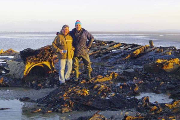 Daniel Vandembroucq et Bertrand Dupont posent près de l'épave du Socotra sur la plage du Touquet. 