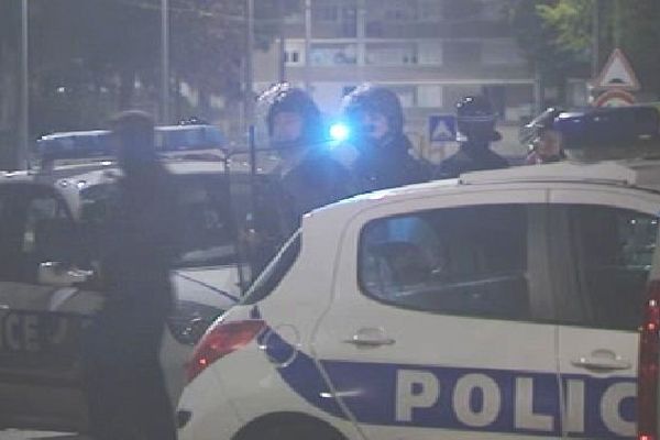 Policiers lors de l'intervention dans le quartier de la Bastide à Limoges, 22 avril 2014