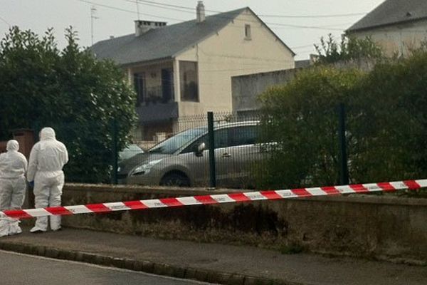 La police scientifique devant la maison des victimes le 30 mars 2013 à Grand-Quevilly