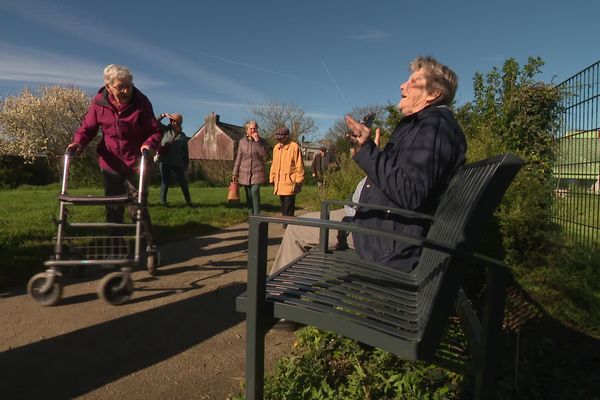 Bancs, assis-debout, poignées sur les poteaux de signalisation... Brest expérimente un tout nouveau mobiliser urbain à destination des personnes âgées